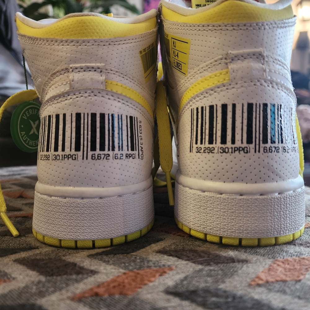 Air Jordan 1 Retro High OG 'First Class Flight' Sneakers - Picture 2 of 9